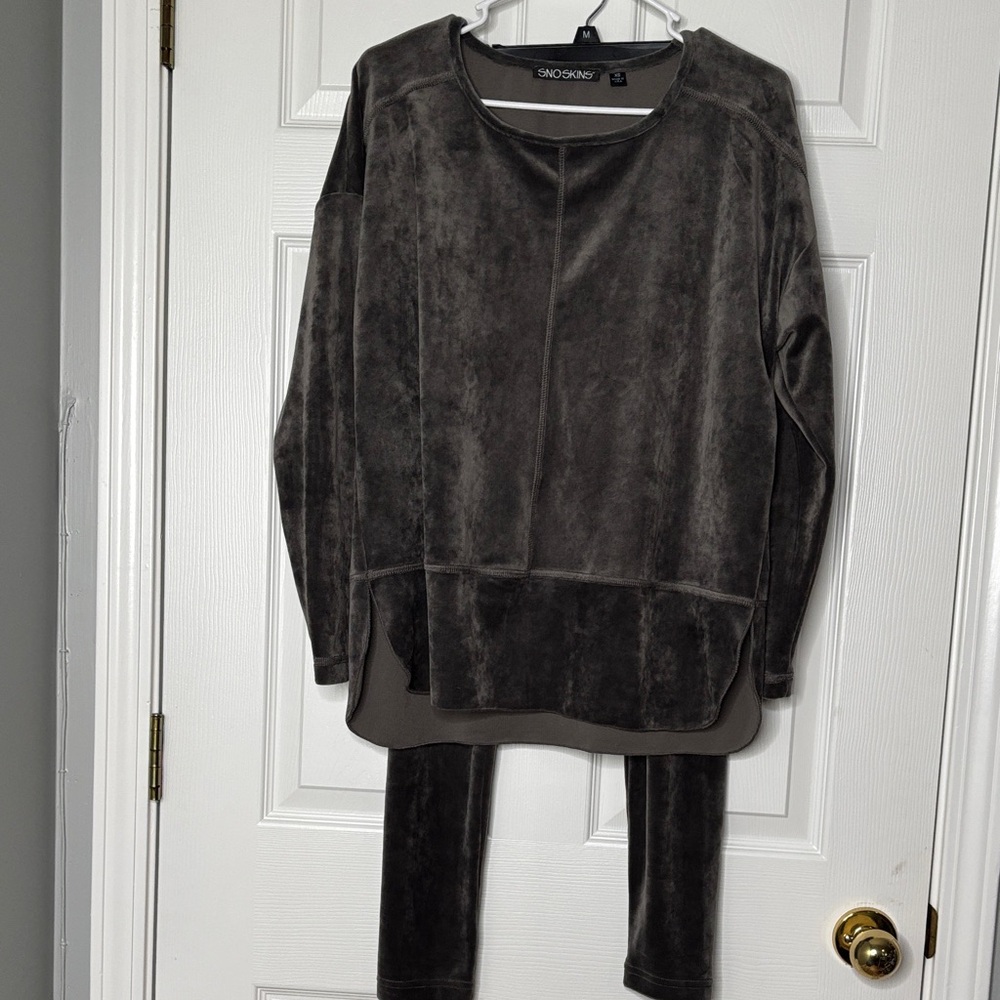 SNO SKINS Charcoal Velour Set Top: XS Bottoms: S